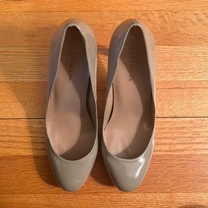 NEW in Box Ann Taylor Patent signature pump in Gray/ Porcini size 7